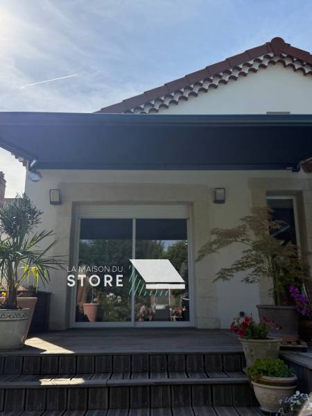 Installation d'un store banne coffre motorisé SOMFY avec commande de secours intégré à Bourg-lès-Valence (26500), proche de Valence (26000)