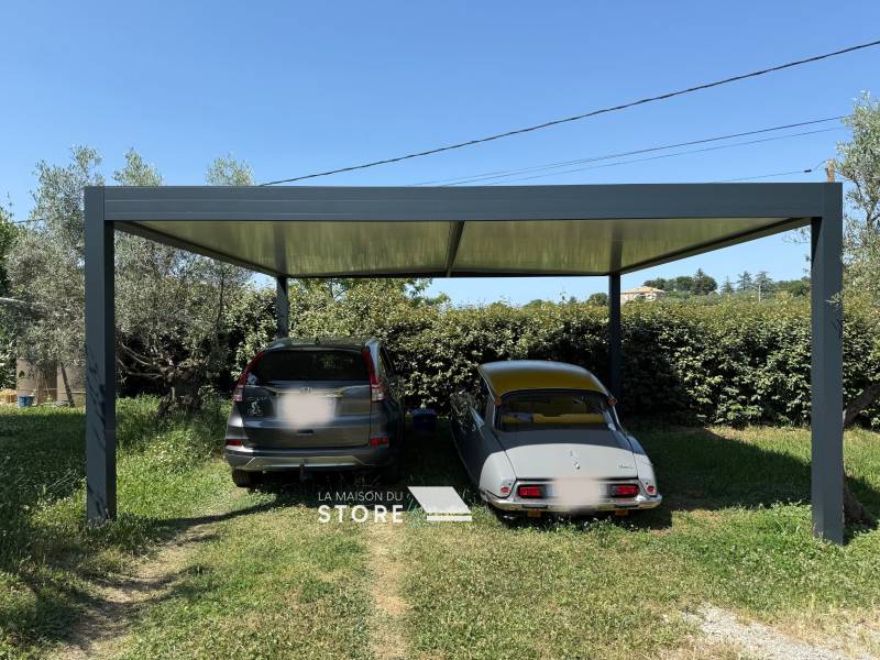 Fourniture et pose d’un carport en aluminium à panneaux pleins isolants avec moustiquaires enroulables près d’Aubenas