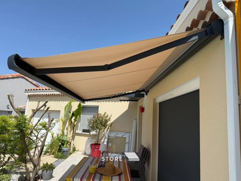 Installation d’un store banne coffre avec capteur vent SOMFY à Espeluche (26780), proche de Montélimar (26200)