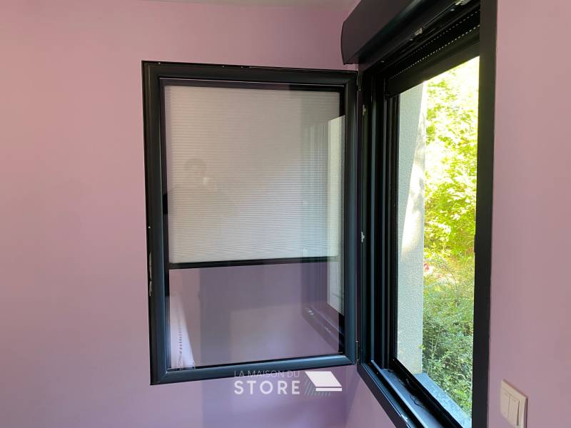 Installation d'un store intérieur plissé WSE à Valence (26000), proche de Bourg-lès-Valence (26500)