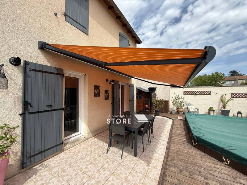 Installation d’un store banne coffre Compacto KE France avec toile acrylique Dickson orange et motorisation Somfy à Bren (26260)
