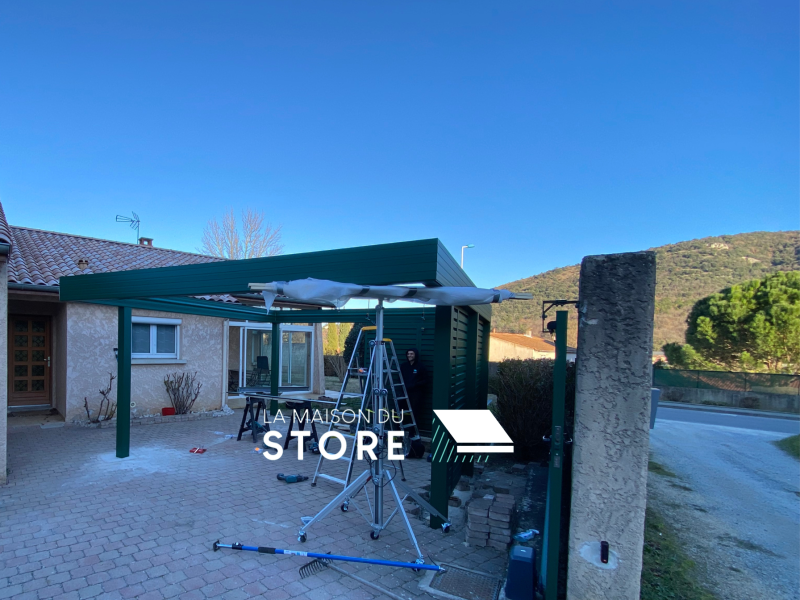 Assemblage d'un carport en aluminium sur mesure à Saint-Péray en Ardèche