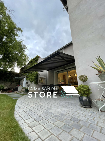 Installation d'un grand store banne coffre motorisé SOMFY io à Valence 26000