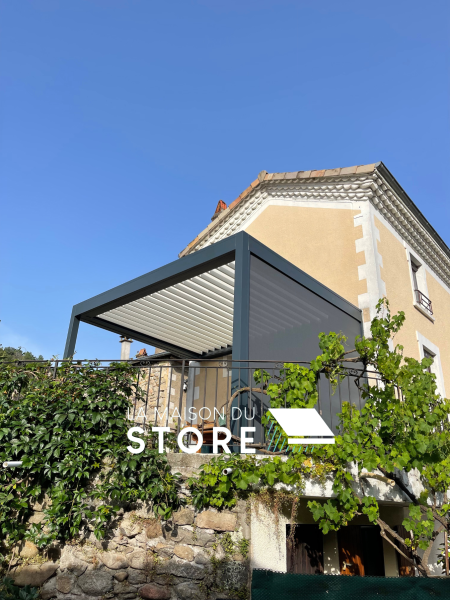 Pergola bioclimatique sur mesure en aluminium à Saint-Fortunat-sur-Eyrieux 07360 proche de Beauchastel