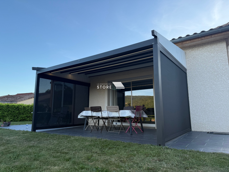 Pergola à toile rétractable haut de gamme avec stores zip motorisés – installation à Lamastre (07270) par La Maison du Store