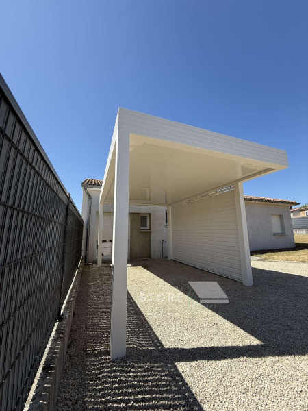 Installation d’un carport aluminium à Saint-Péray avec brise vue et toiture isolante