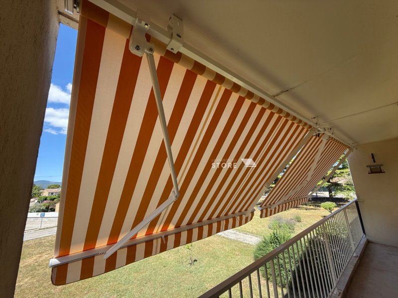 Pose de stores monoblocs motorisés avec tube ROLLERBAT et toile Dickson – Protection solaire sur-mesure à Valence (26000)