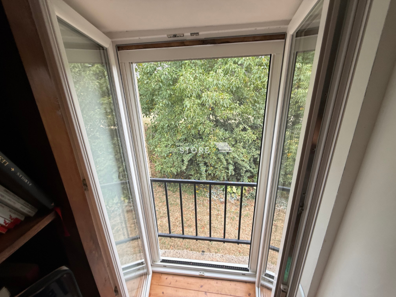 Moustiquaires enroulables sur mesure à Toulaud – Aluminium blanc, toile Bettervue, kits ralentisseurs. Protection anti-insectes efficace.