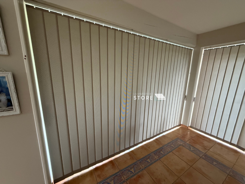 Pose de stores anti-chaleur et moustiquaires plissées à Privas (07000) – confort thermique et protection efficace