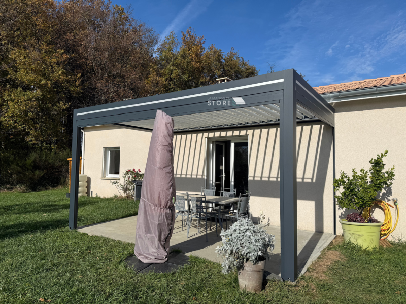 Pergola bioclimatique adossée en aluminium extrudé avec stores ZIP motorisés et éclairage LED