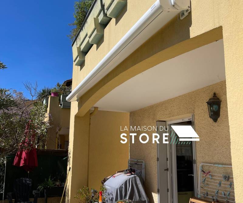 Le store coffre est parfaitement intégré à la façade  