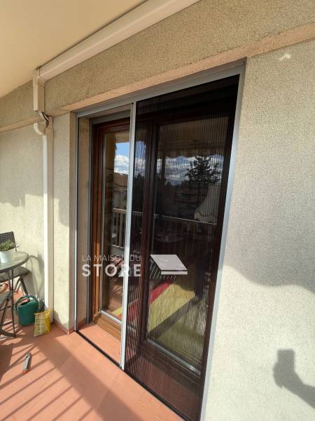 Vente, fabrication et pose d'une moustiquaires latérale à toile plissée à Valence 26000