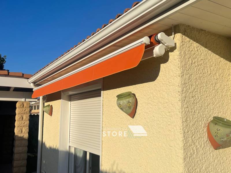 Store banne traditionnel avec lambrequin fermé à Guilherand-Granges (07500), proche de Valence (26000)