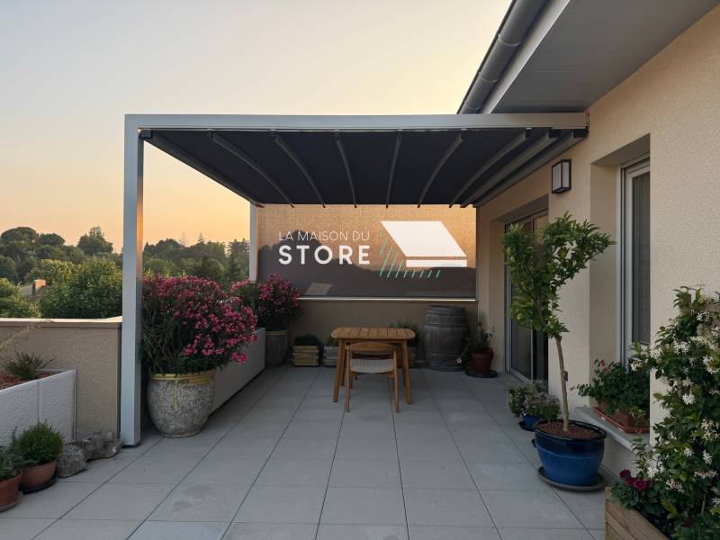 Vente et pose d'une pergola à toile rétractable avec ZIP situé à Crest (26400), proche de Livron-sur-Drôme (26250)