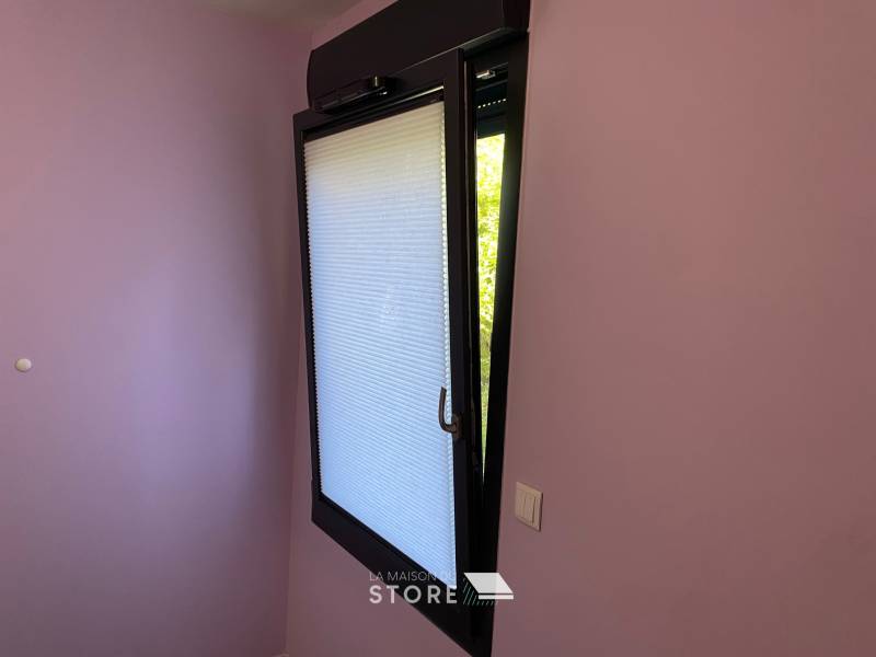Pose d'un store intérieur plissé WSE sur mesure à Valence (26000), proche de Bourg-lès-Valence (26500)