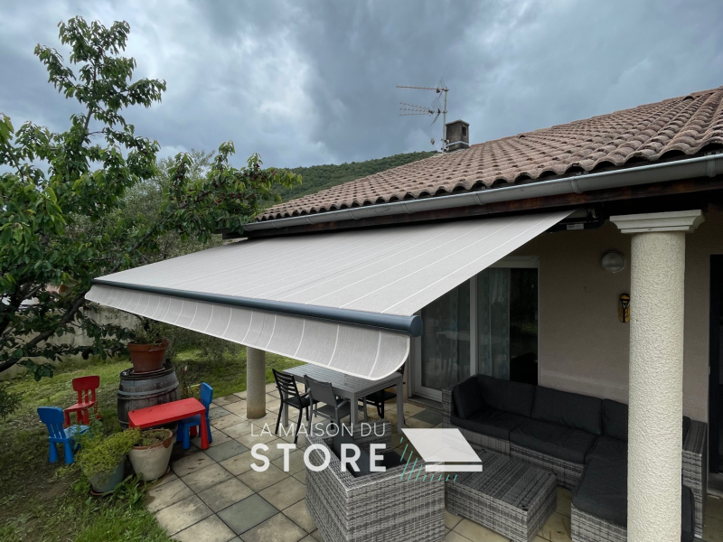 Vente et installation d'un store banne monobloc à Beauchastel 07800 proche de Valence 26000