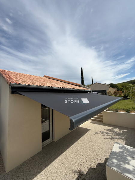 Pose d'un store banne coffre à Upie 26120 proche de Valence 26000