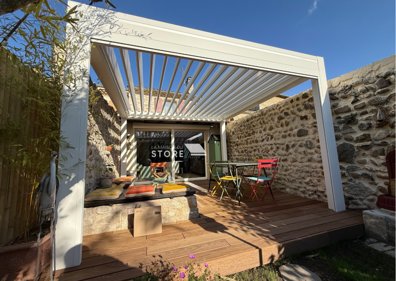 Installation d’une pergola bioclimatique  avec store vertical zippé – projet sur-mesure à Saint-Péray (07130)