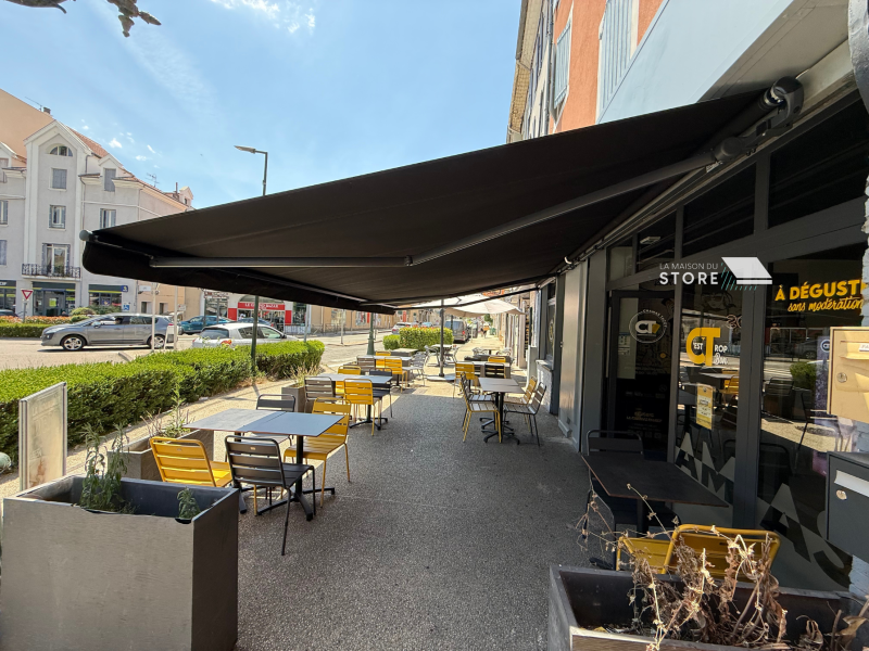 Store banne monobloc KE France motorisé pour le restaurant Chamas Tacos à Montélimar – solution sur-mesure, toile DICKSON et confort optimal