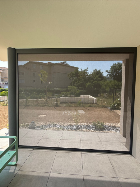 Installation d’un store vertical ZIP motorisé solaire SOMFY – Protection solaire haut de gamme à Saint-Péray