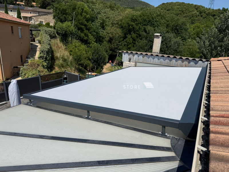 Installation d’un store véranda motorisé SOMFY IO avec toile zippée à Saint-Péray – Confort thermique et automatisation