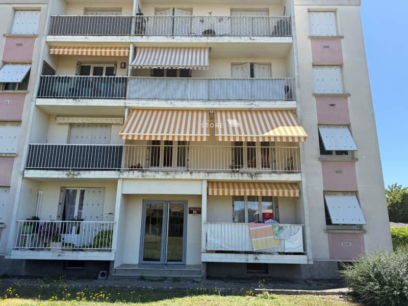 Pose de stores monoblocs motorisés avec tube ROLLERBAT et toile Dickson – Protection solaire sur-mesure à Valence (26000)