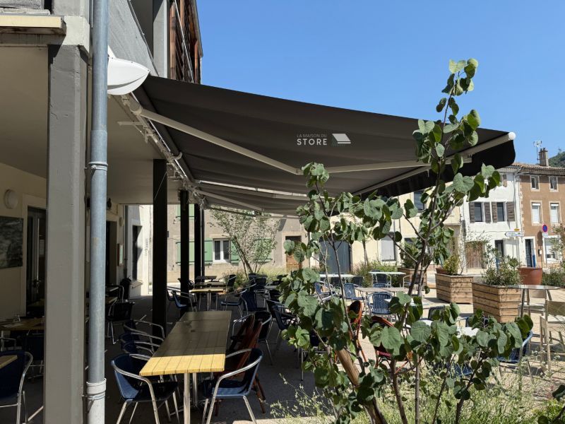 Store banne motorisé avec marquage sur lambrequin – Protection solaire et visibilité à Saint-Laurent-du-Pape