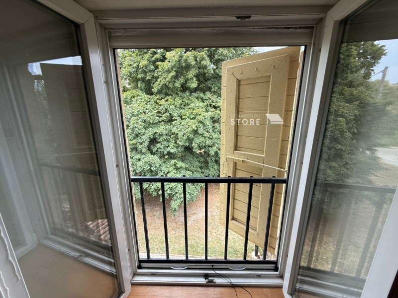 Moustiquaires enroulables sur mesure à Toulaud – Aluminium blanc, toile Bettervue, kits ralentisseurs. Protection anti-insectes efficace.