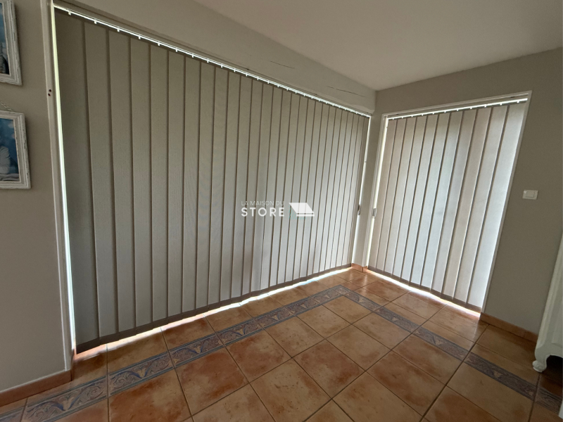 Pose de stores anti-chaleur et moustiquaires plissées à Privas (07000) – confort thermique et protection efficace