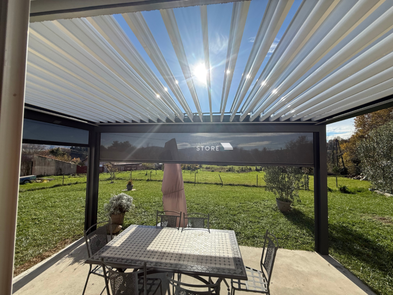 Aménagement d’une terrasse avec pergola bioclimatique adossée aluminium extrudé et stores ZIP motorisés