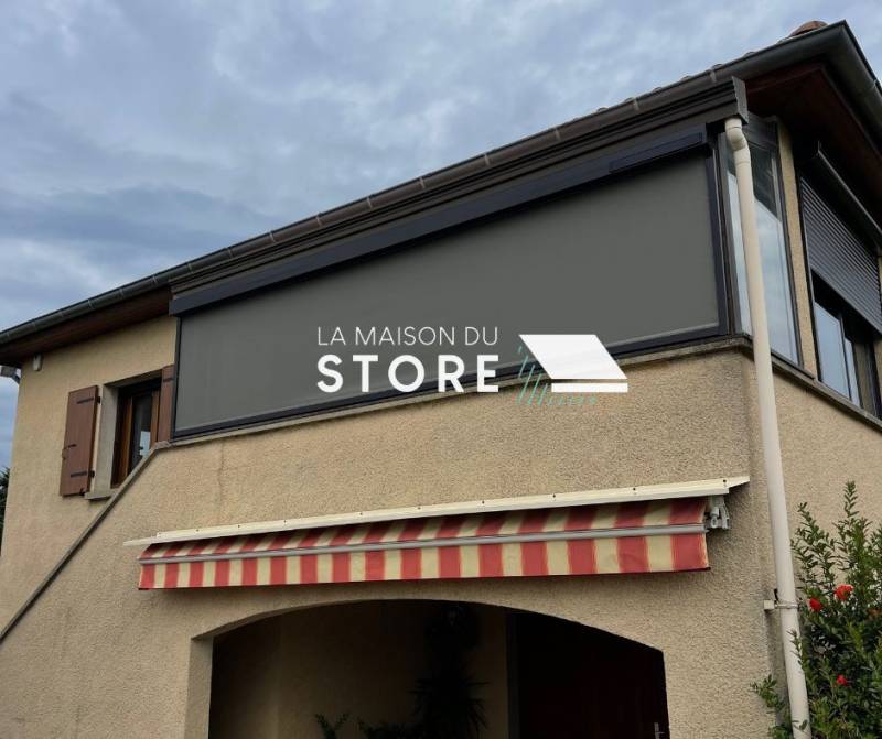 Installation d'un store vertical ZIP à motorisation solaire à Plats 07300 proche de Saint Péray 07130