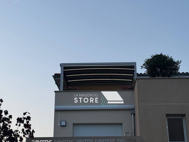 Installation d'une pergola à toile rétractable KE avec ZIPà Crest (26400), proche de Livron-sur-Drôme (26250)