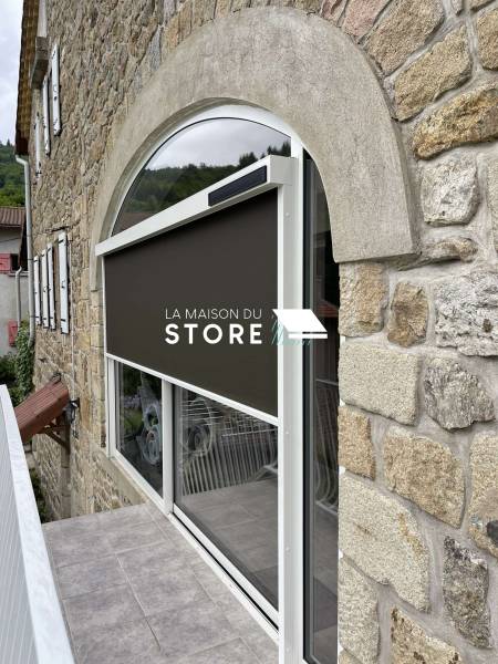 Installation d'un store ZIP sur-mesure motorisé solaire à Upie (26120), proche de Valence (26000)