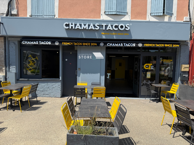 Store banne monobloc KE France motorisé pour le restaurant Chamas Tacos à Montélimar – solution sur-mesure, toile DICKSON et confort optimal