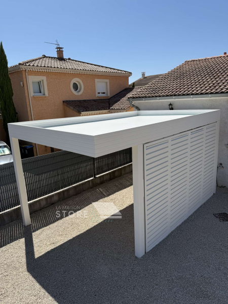 Installation d’un carport aluminium à Saint-Péray avec brise vue et toiture isolante
