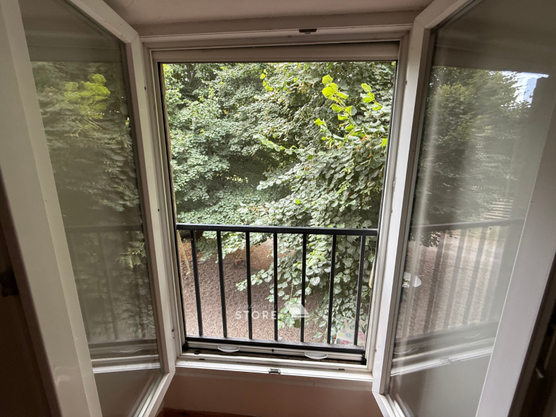 Moustiquaires enroulables sur mesure à Toulaud – Aluminium blanc, toile Bettervue, kits ralentisseurs. Protection anti-insectes efficace.