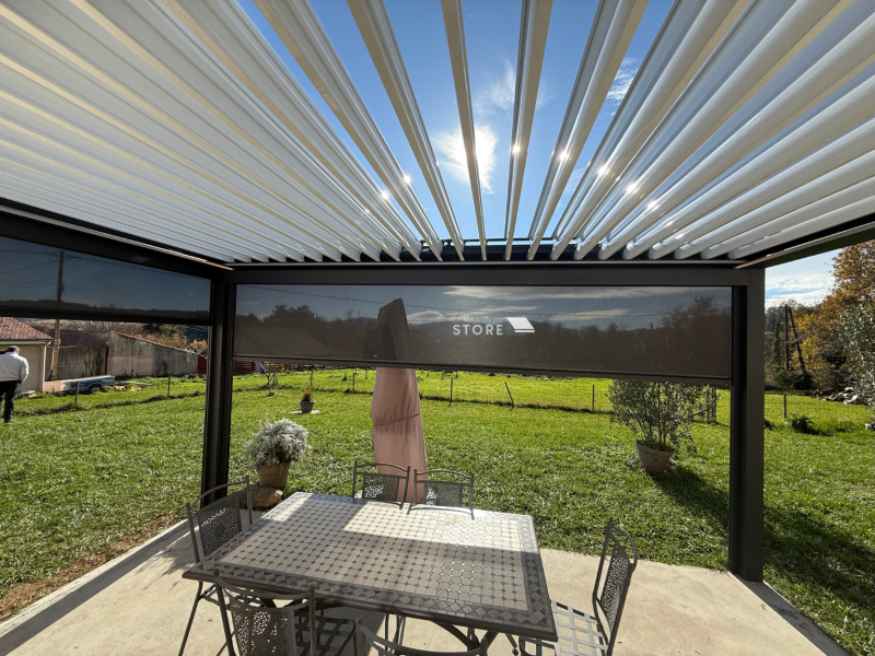 Réalisation d’une pergola bioclimatique adossée avec stores ZIP motorisés structure aluminium extrudé
