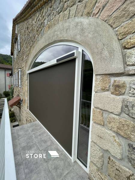 Vente d'un store ZIP motorisé solaire SOMFY fermé à Upie (26120), proche de Valence (26000)