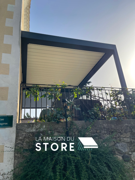 Pergola bioclimatique en aluminium adossée façade à Saint-Fortunat-sur-Eyrieux 07360