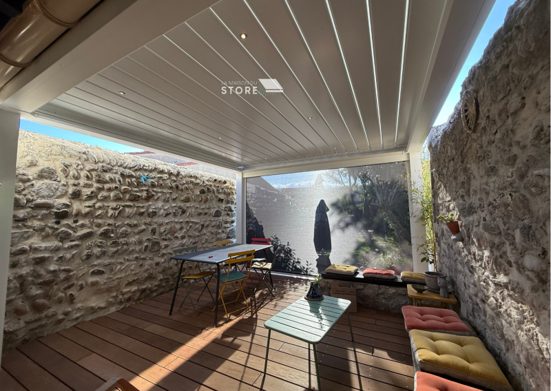 Pose d’une pergola bioclimatique avec store vertical zippé – projet sur-mesure à Saint-Péray (07130)