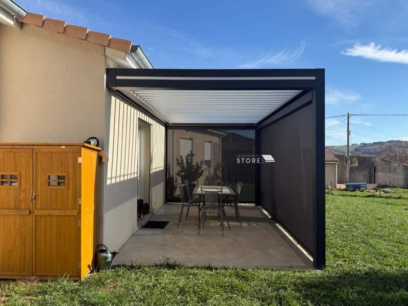 Création d’un espace extérieur avec pergola bioclimatique adossée et stores ZIP motorisés en aluminium