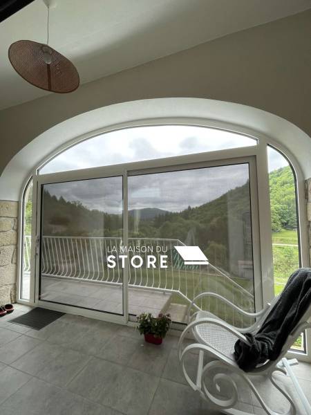 Store ZIP motorisé solaire SOMFY fermé vu de l'intérieur à Upie (26120), proche de Valence (26000)