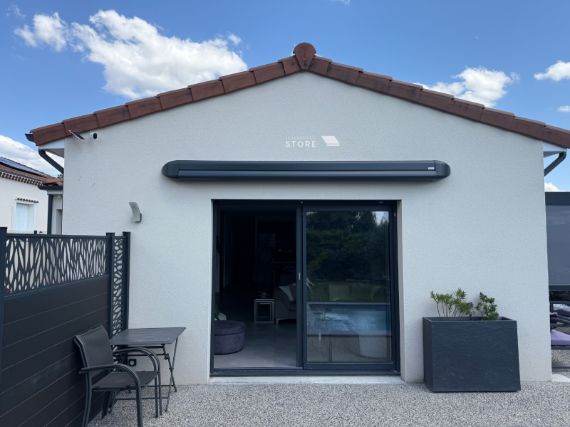 Pose de store coffre ON’X LUX VOLANT avec lambrequin déroulable – Élégance et confort à Chabeuil