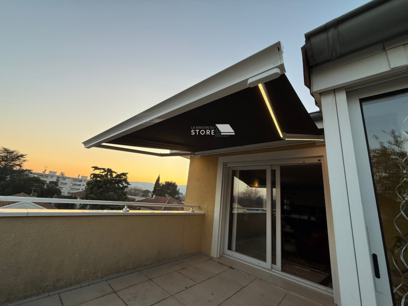 Store banne coffre Designa KE France motorisé Somfy IO à Guilherand-Granges