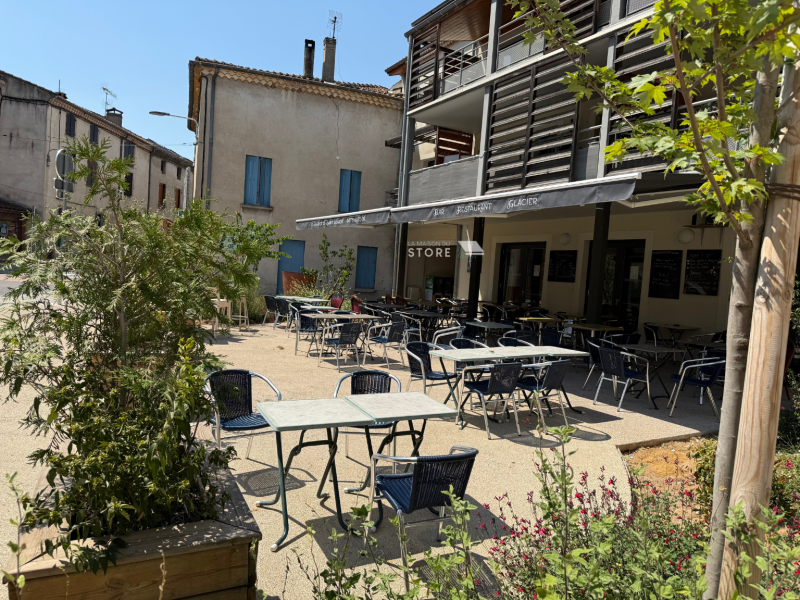 Store banne motorisé avec marquage sur lambrequin – Protection solaire et visibilité à Saint-Laurent-du-Pape