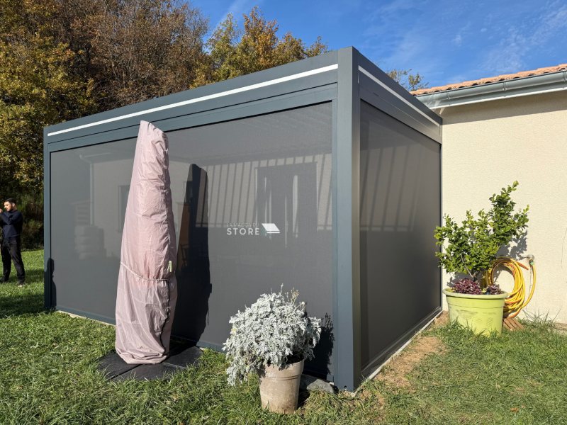 Pose d’une pergola bioclimatique adossée aluminium extrudé équipée de stores ZIP motorisés