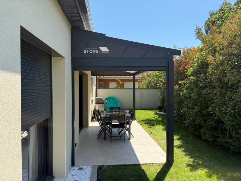 Installation d’une pergola à toile rétractable KE France avec store ZIP motorisé Somfy à Étoile-sur-Rhône proche de Valence 26000