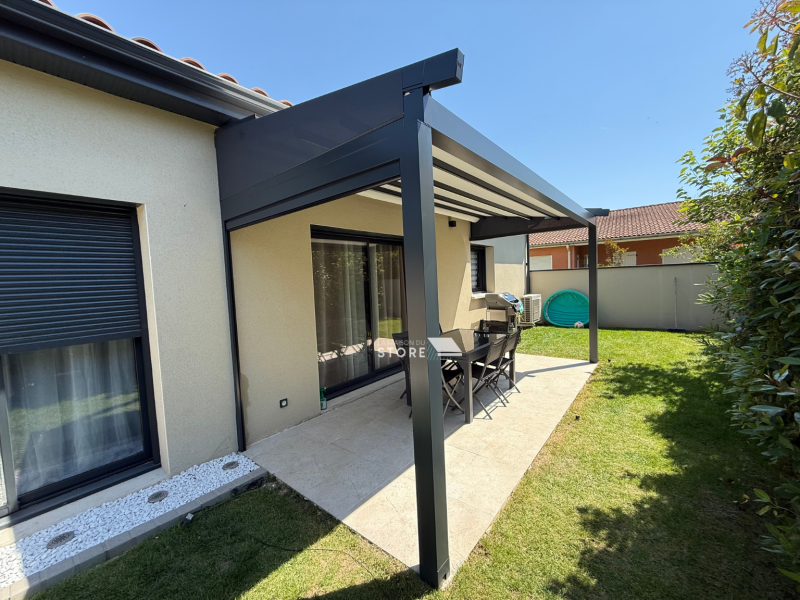 Installation d’une pergola à toile rétractable KE France avec store ZIP motorisé Somfy à Étoile-sur-Rhône proche de Valence 26000