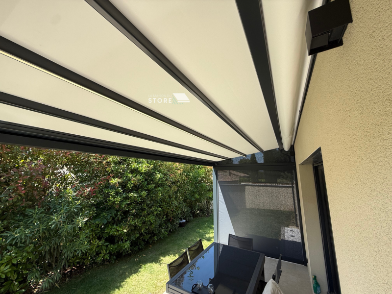 Installation d’une pergola à toile rétractable KE France avec store ZIP motorisé Somfy à Étoile-sur-Rhône proche de Valence 26000
