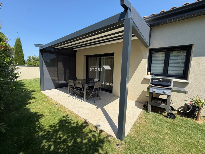 Installation d’une pergola à toile rétractable KE France avec store ZIP motorisé Somfy à Étoile-sur-Rhône proche de Valence 26000